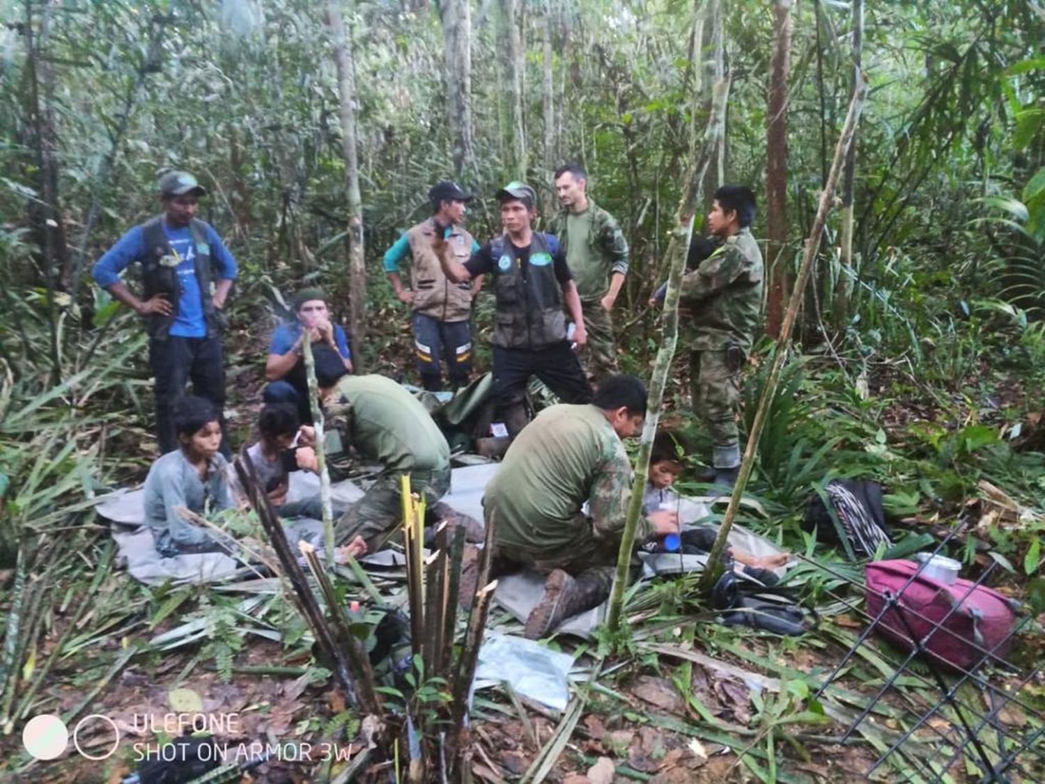 Niños extraviados en la selva de Colombia rompen el silencio: “Quiero caminar, pero me duelen los pies”