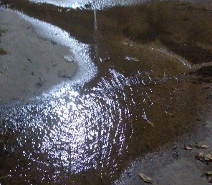 Hay una pérdida de agua y los vecinos reclaman desde hace más de 15 días.