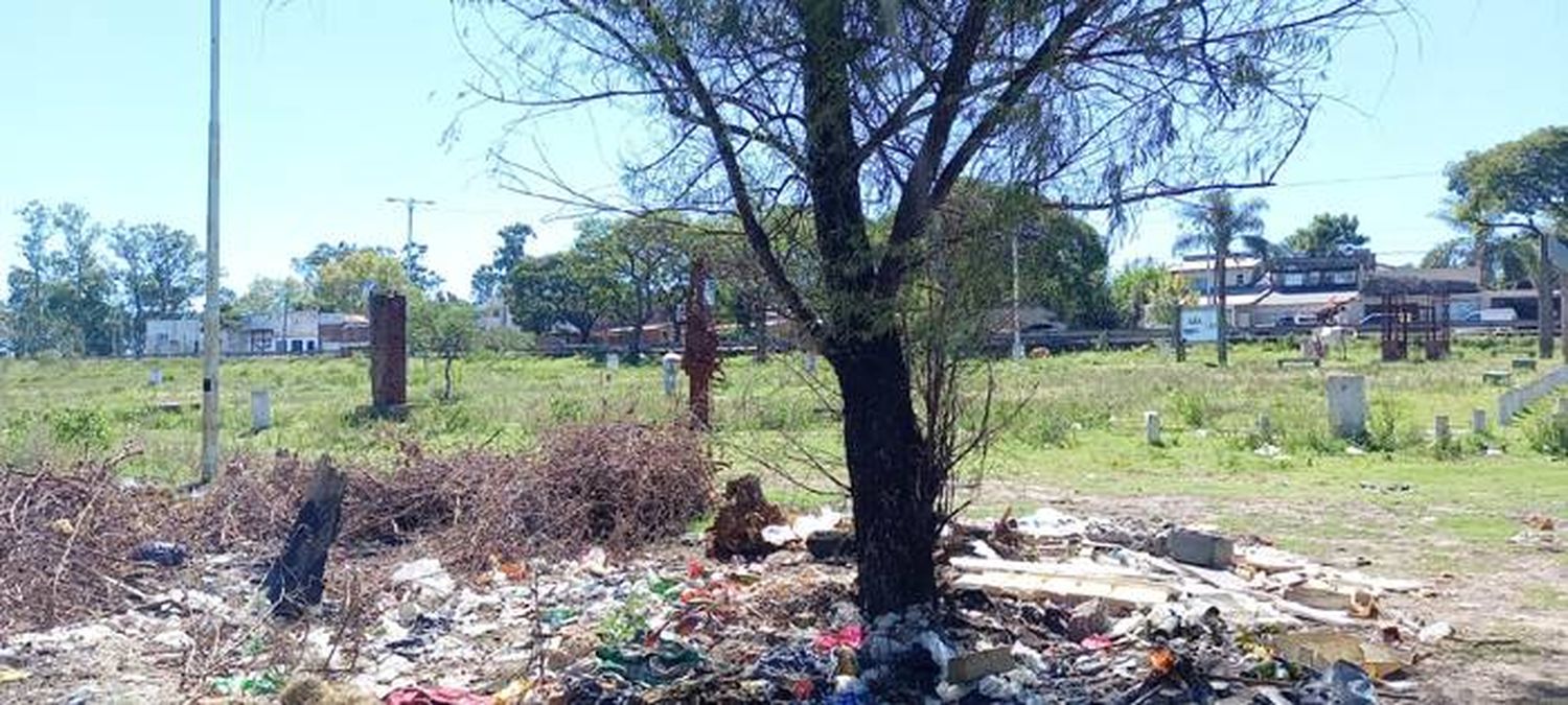 Basural a cielo abierto en el parque Las Heras