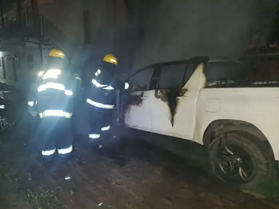 Clorinda: falla eléctrica consume una camioneta en un complejo de alquileres
