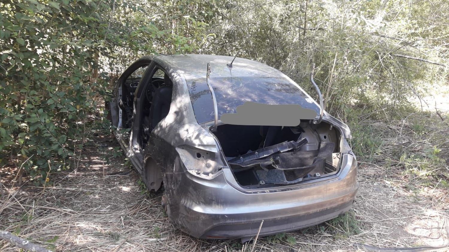 El auto abandonado por los presuntos autores del millonario robo