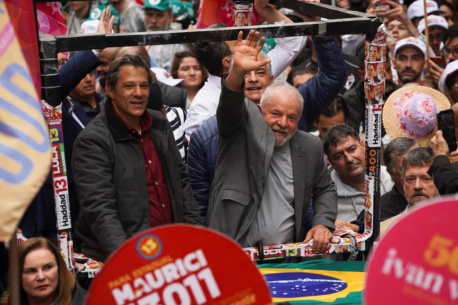 Luiz Inácio Lula da Silva saluda a sus seguidores en San Pablo.