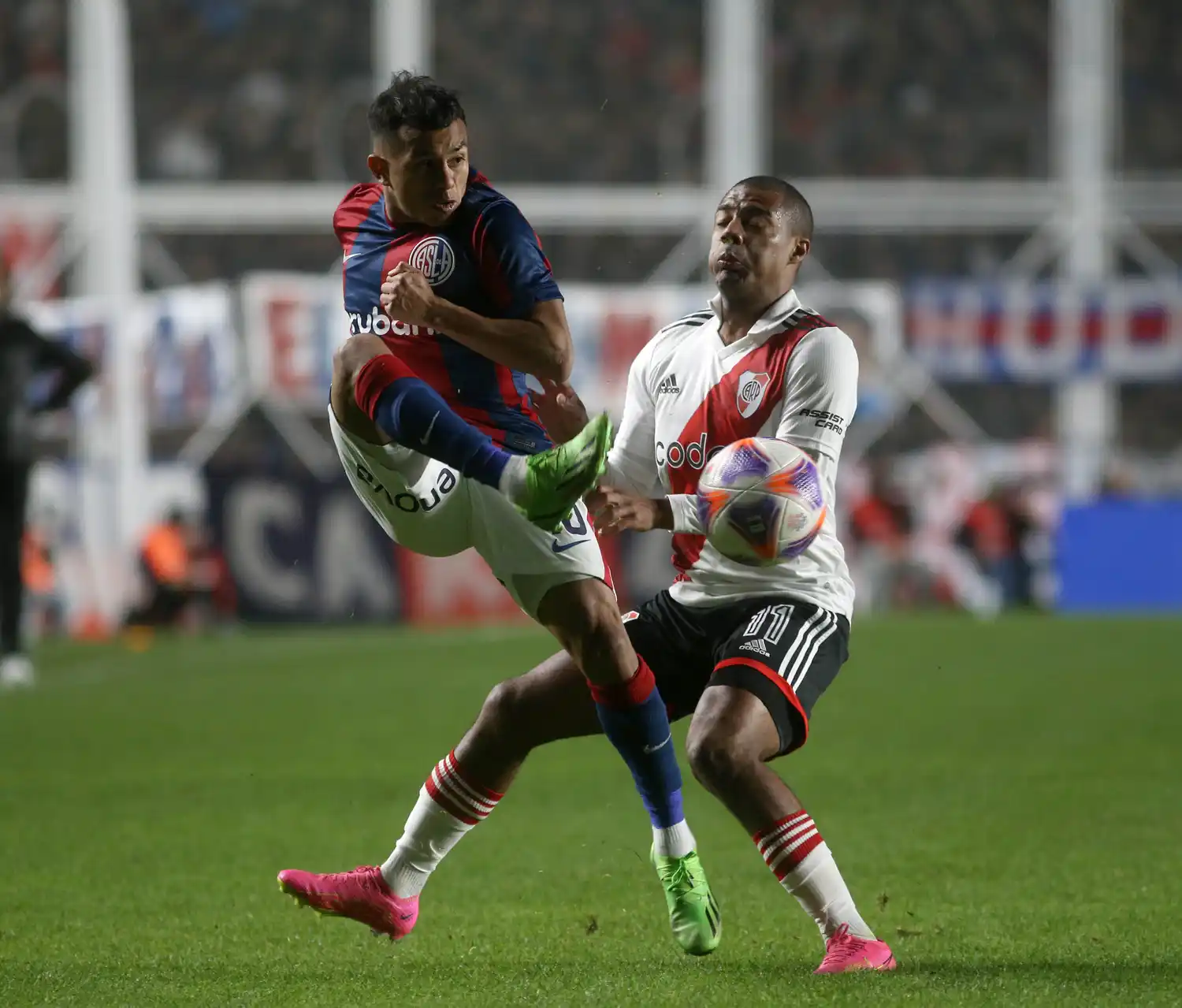 Barrios, que fue expulsado, ante la marca de De la Cruz.