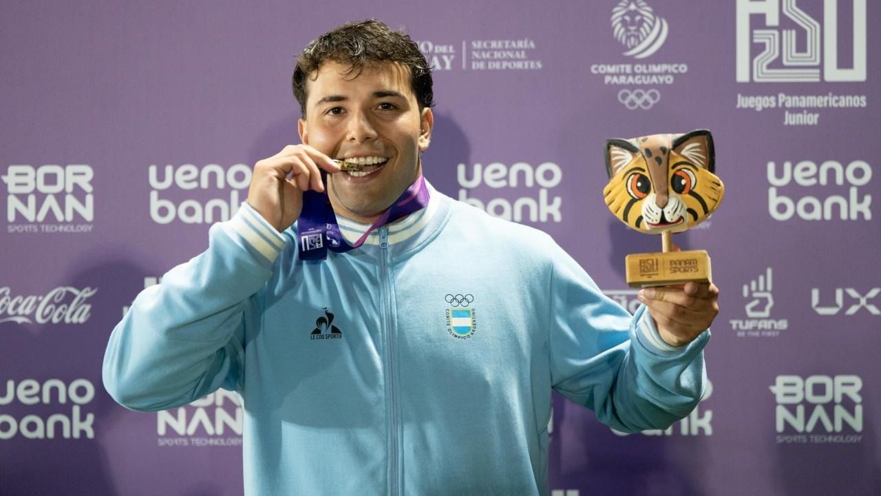 Tomás Olivera con su medalla de oro.