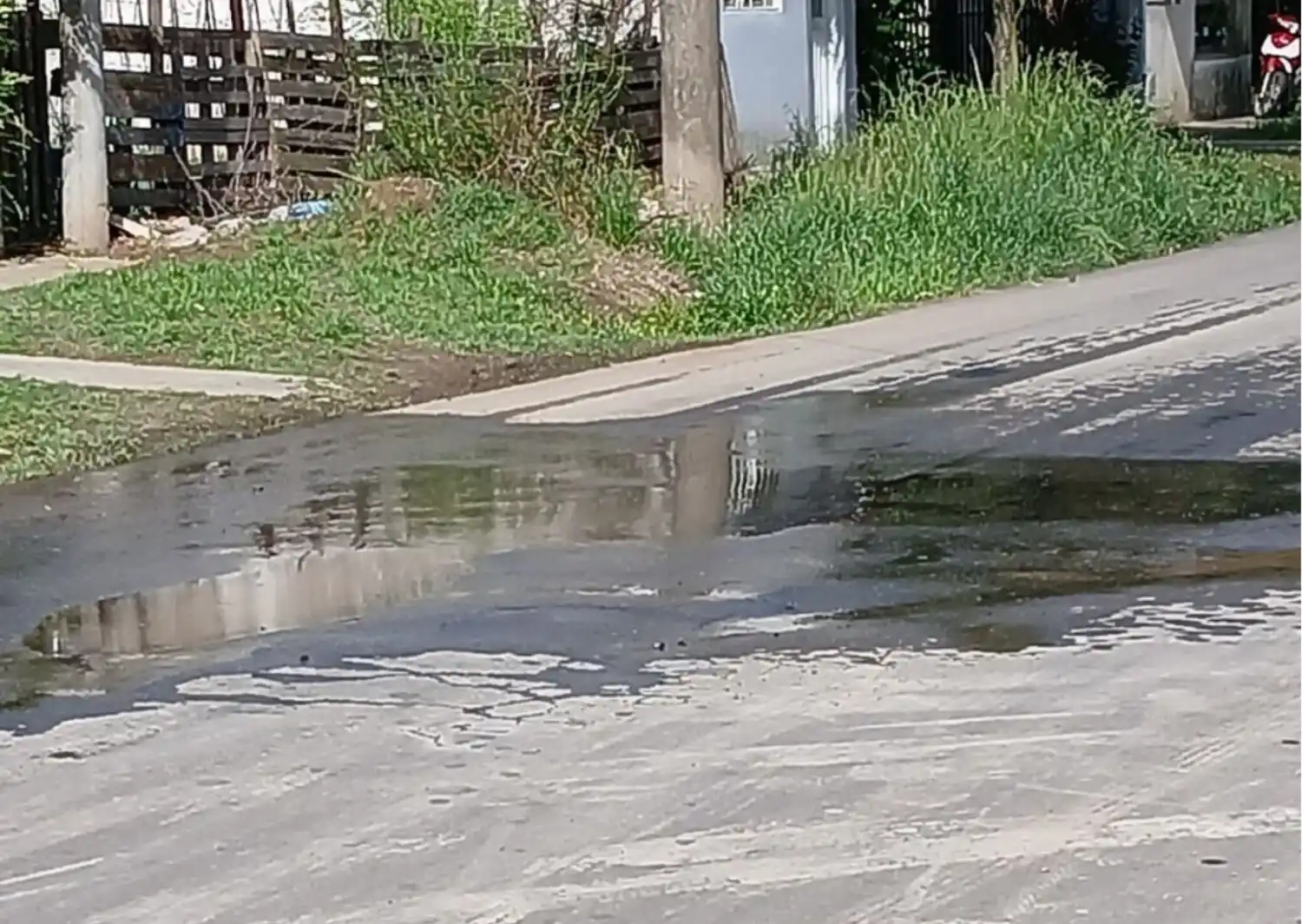 Calle Independencia: se rompió un caño de agua y pierde desde hace 20 días