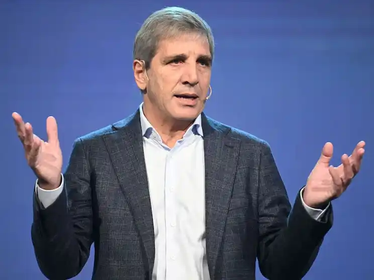 El Gobierno consiguió otros USD 700 millones para pagar la deuda y no liberó pesos al mercado