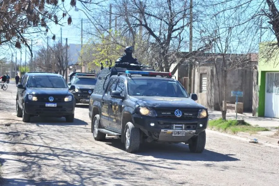 Banda narco y allanamientos: además del policía, cayó una mujer y un prófugo y secuestraron un arsenal en San Francisco