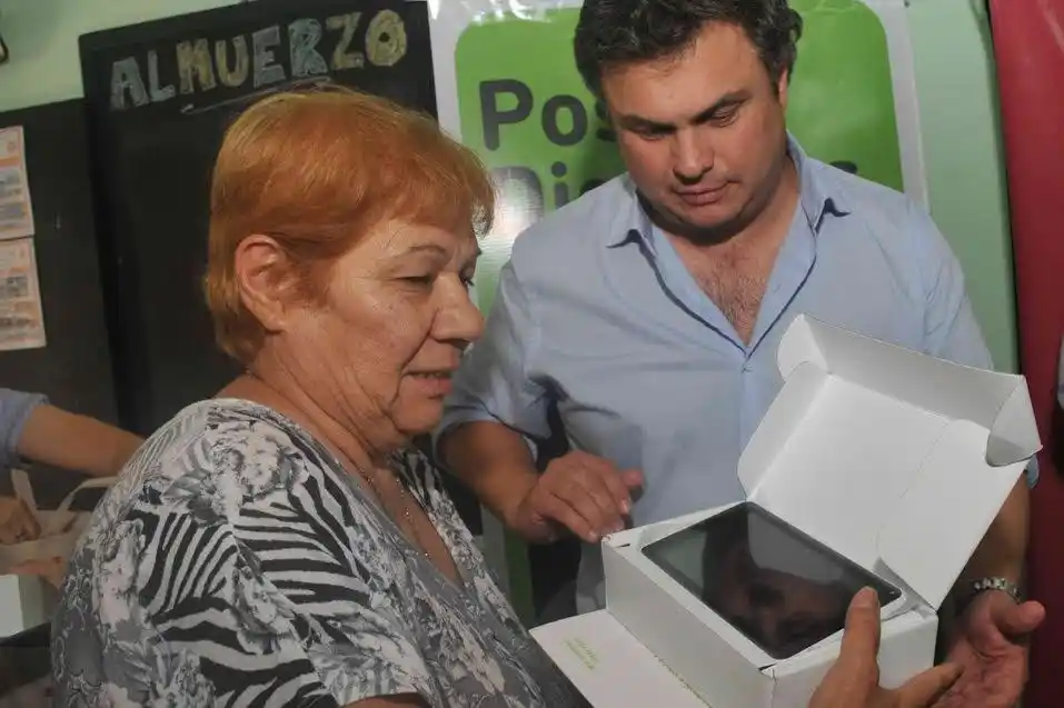 Morón: Adultos mayores egresaron del programa "Postas Digitales" y recibieron una tablet 