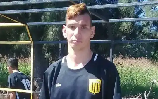 Un futbolista con retraso madurativo fue agredido por llevar un short de Almirante Brown