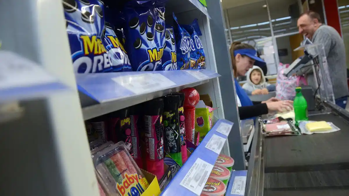 Quieren prohibir la exhibición de golosinas en líneas de cajas y accesos de supermercados