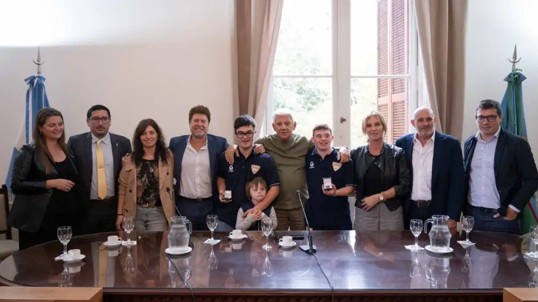 Diputados bonaerenses reconocieron a dos marplatenses del seleccionado de básquet con síndrome de Down