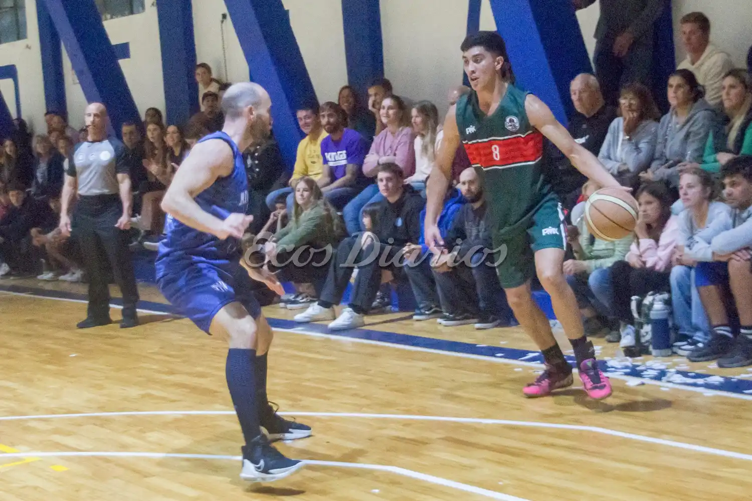 Lucas Yaful con la pelota. De cara a su rival Francisco Rizzo