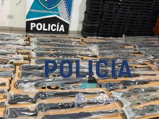 Atraparon a un hombre que transportaba en su camioneta 131 armas mientras iba por la ruta en San Nicolás