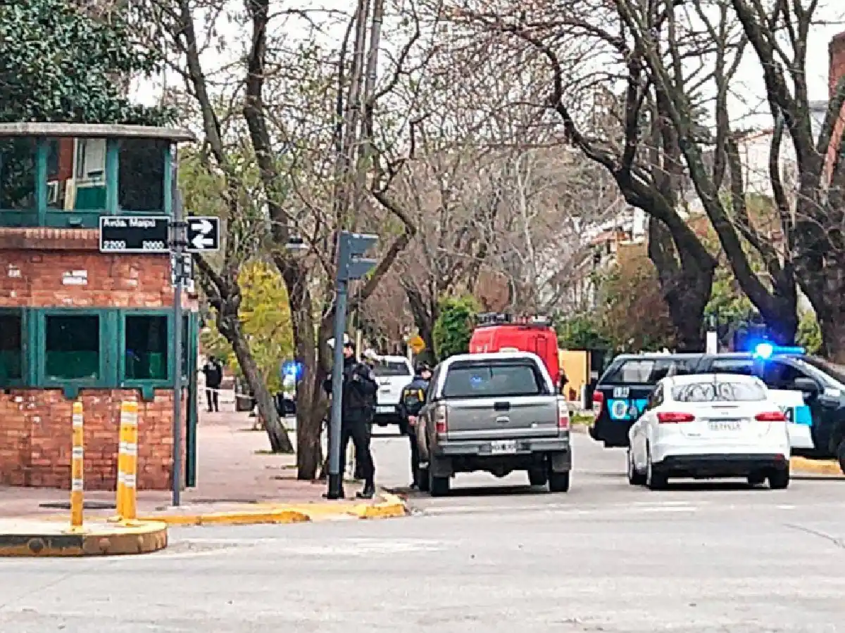 Un hombre tiró una bomba molotov contra la Quinta de Olivos y fue detenido