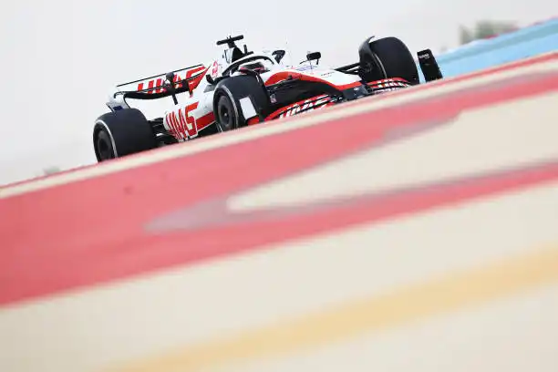 Magnussen sorprende en los ensayos de Bahrein