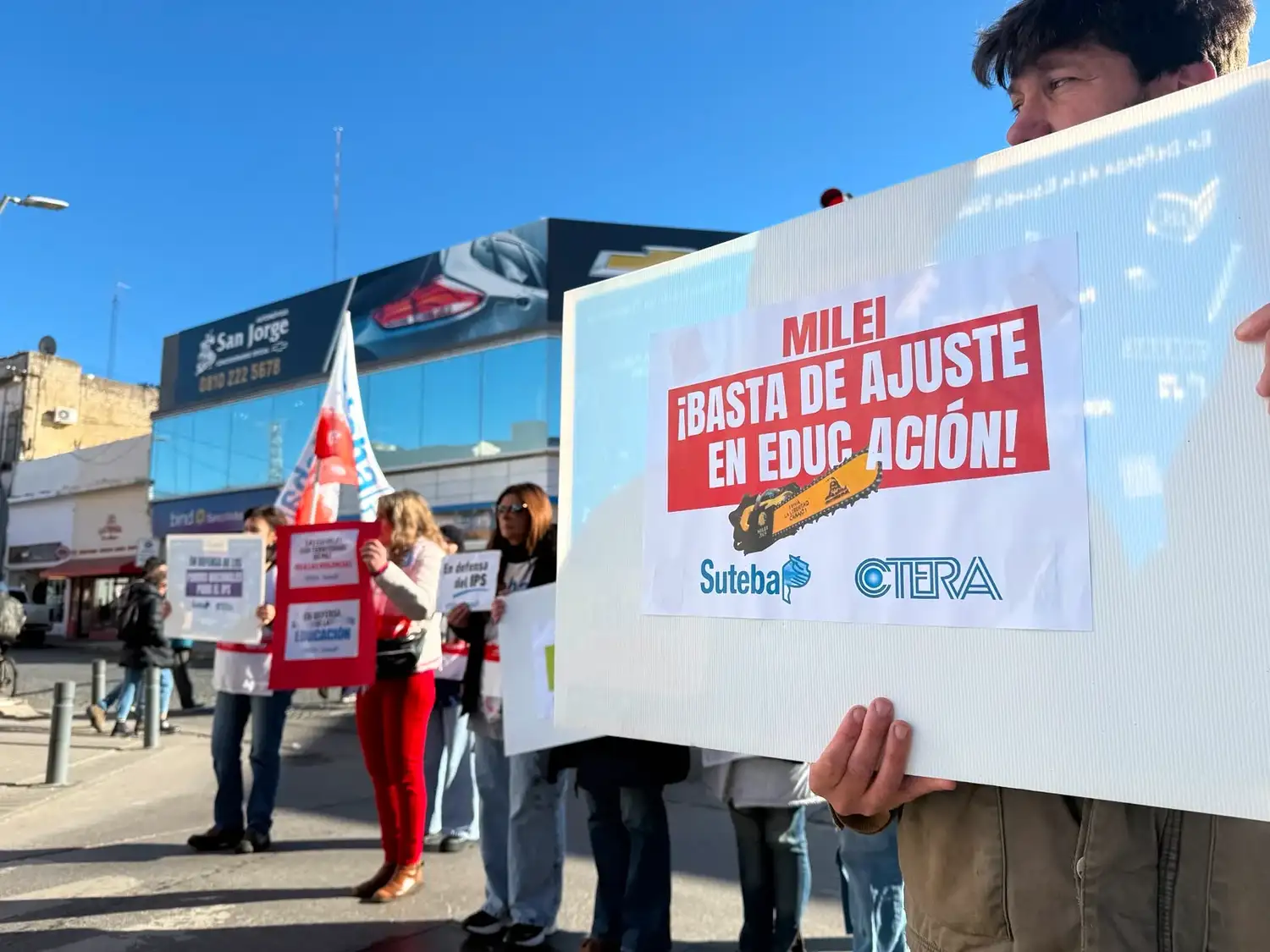 "Vamos a hacer una recorrida por toda la ciudad pasando por algunas escuelas, haciéndole saber a la comunidad tandilense cuáles son nuestros reclamos", expresaron desde Suteba.