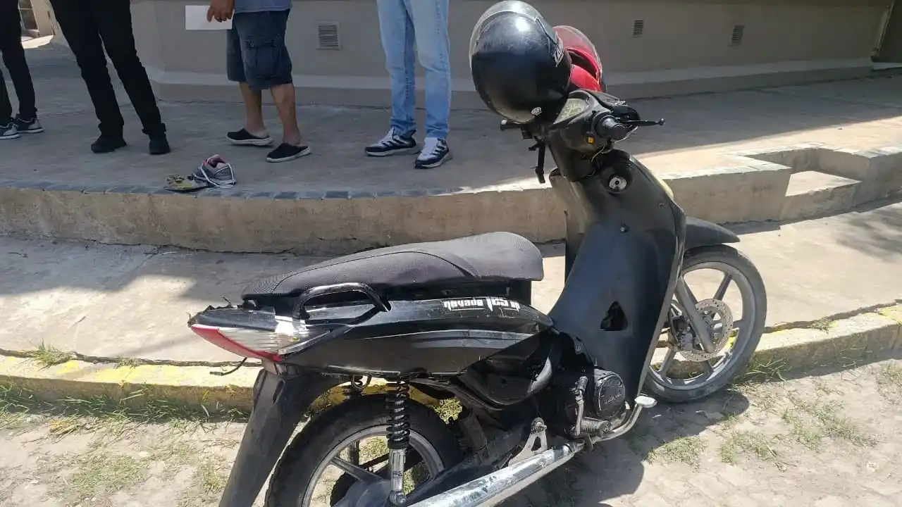 Dos adultos mayores sufrieron fracturas tras chocar en moto con un remis