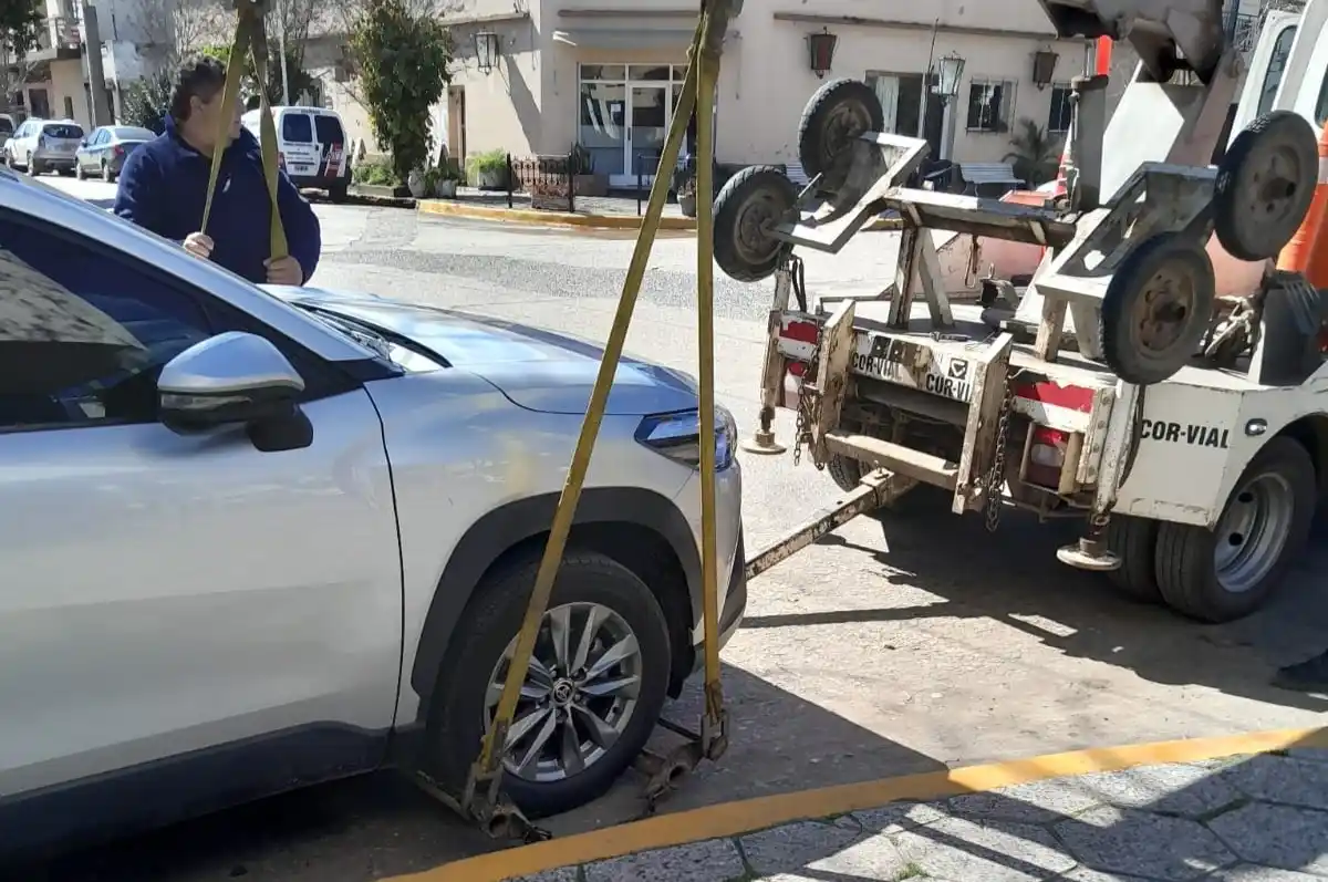 La grúa se llevó un automóvil estacionado en línea amarilla.