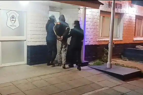 Rompieron la puerta de un negocio y se llevaron golosinas