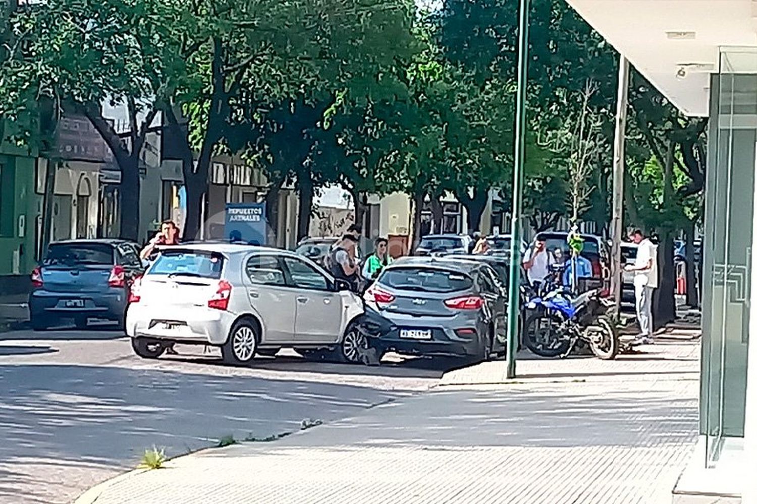 Perdió el control en la mitad de la cuadra y chocó de lleno contra un auto estacionado