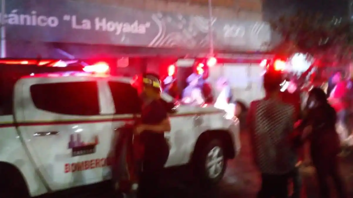 ¡ALERTA! Se registró incendio en locales comerciales del mercado de La Hoyada (VIDEO)