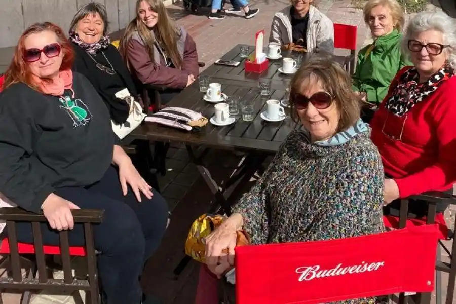 En la foto: Delfina, Macarena, Angie, Silvia, Marta, Mabel y Silvina: las tejedoras. También forman parte del grupo Puki, Karina y Adriana