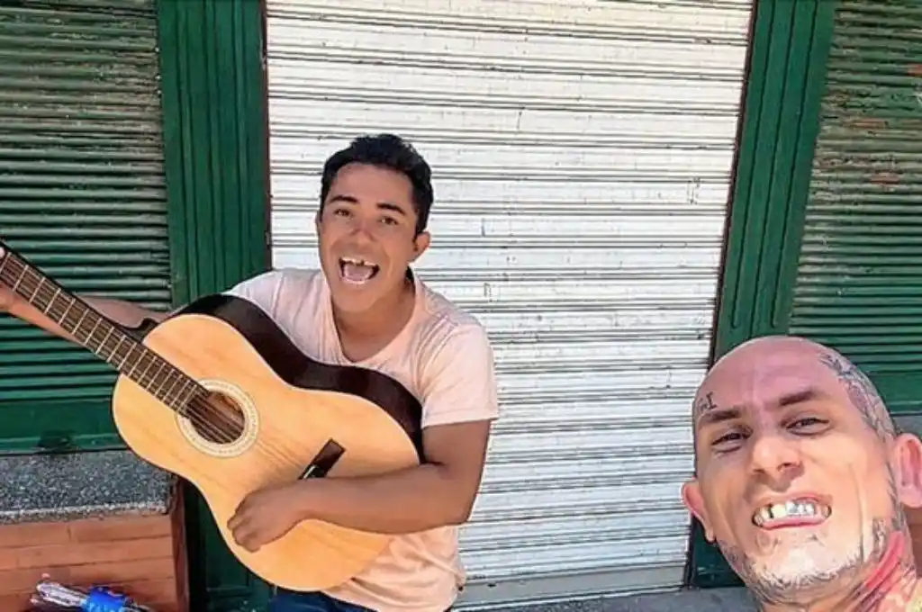 Emanuel Noir con un cantante callejero