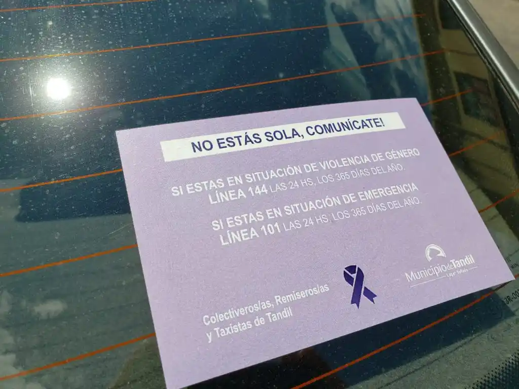 La campaña "No estás sola, comunicate", inundó el transporte público