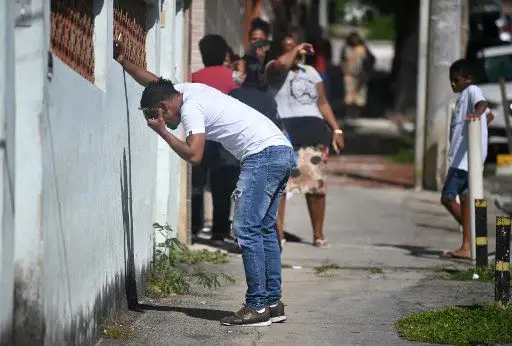 Un hombre reacciona después de saber que su hermano fue asesinado durante una operación policial, afuera del Hospital Getulio Vargas en Río de Janeiro, Brasil. 
