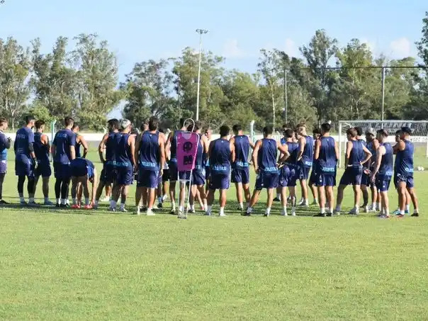 La Crema enfrenta desde las 8:15 a la Reserva tatengue.