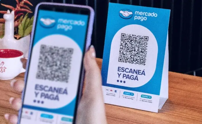 Pagos QR con tarjeta: Mercado Pago acordó no cobrarles comisión a los bancos<