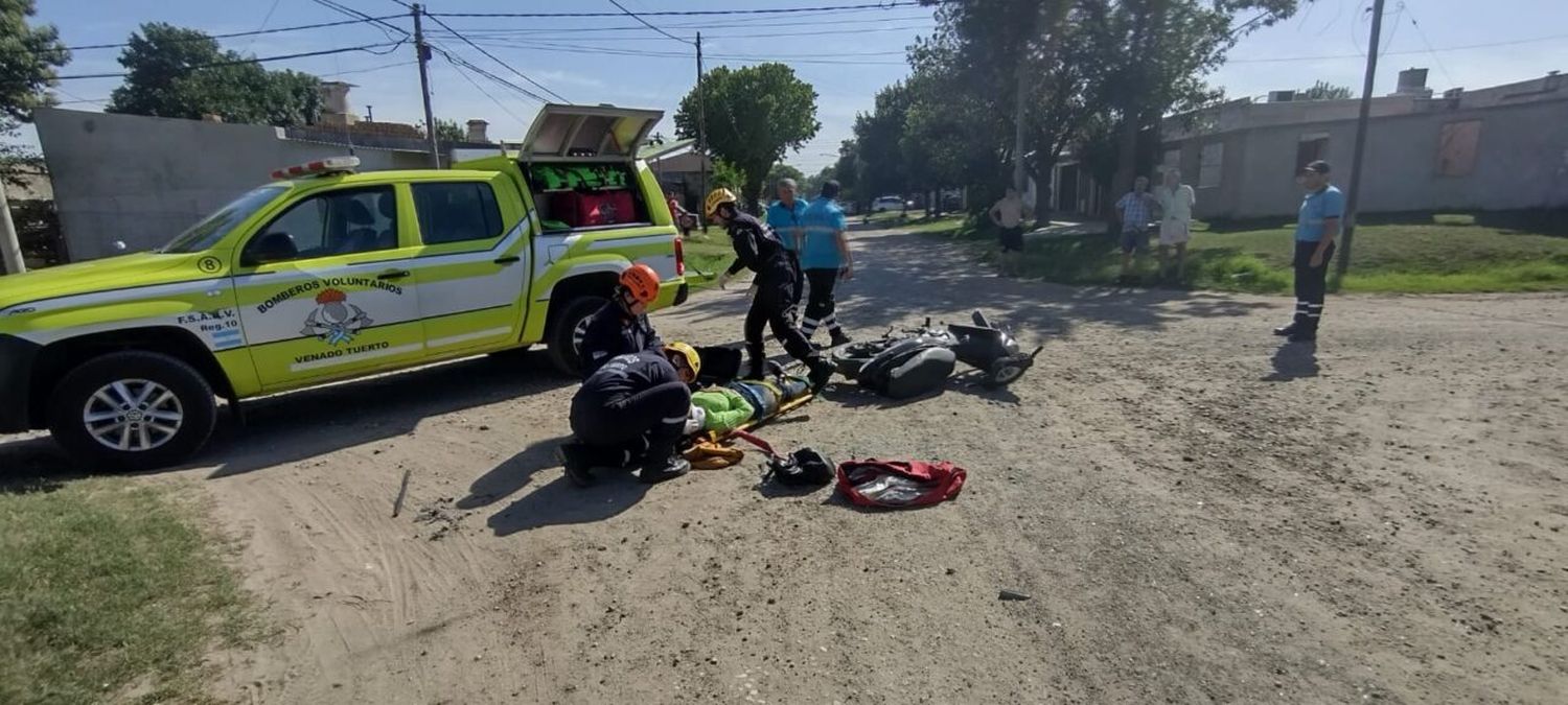 Fuerte accidente entre auto y moto con mujer lesionada