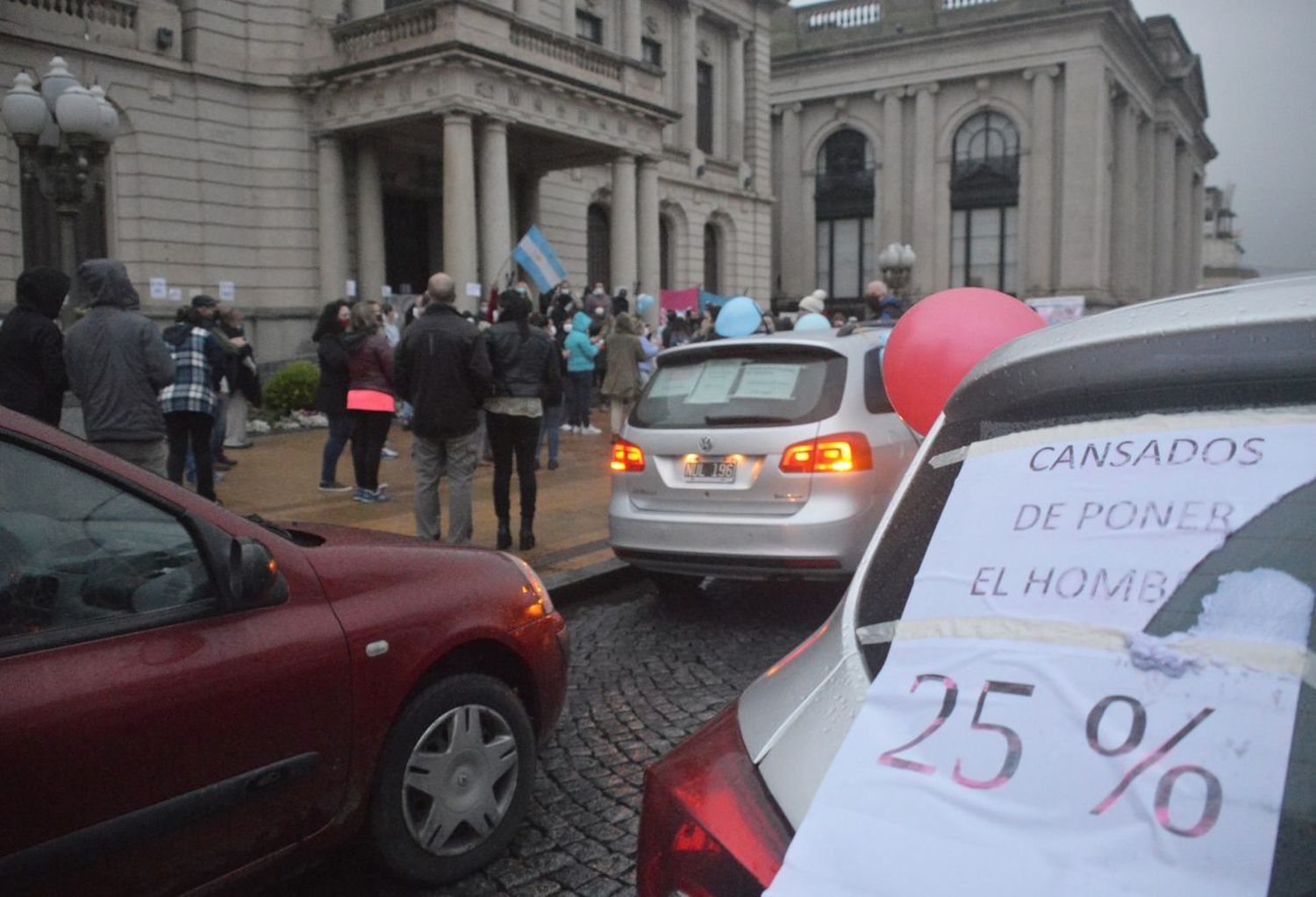Trabajadores de la salud hicieron oír de forma contundente su reclamo con una caravana