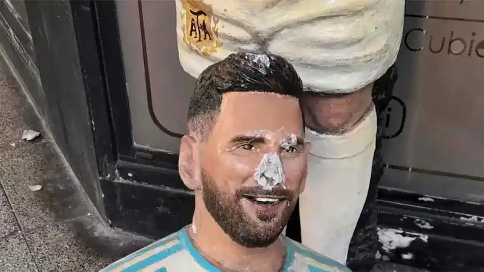 Imágenes de la estatua destrozada