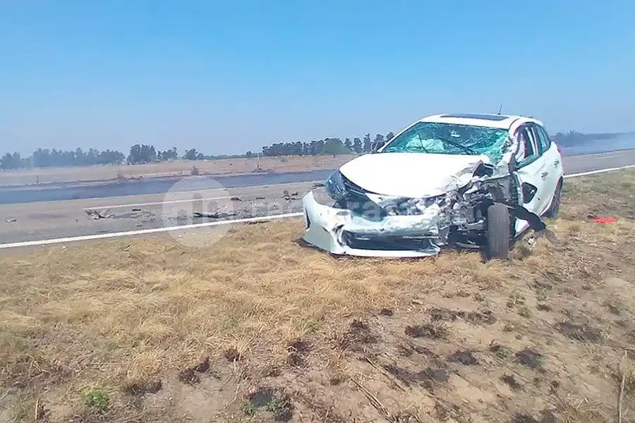 Un auto y un camión impactaron de frente: visibilidad reducida por un grave incendio