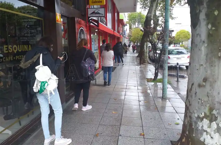 En diciembre se levantaría el sistema de turnos en los bancos