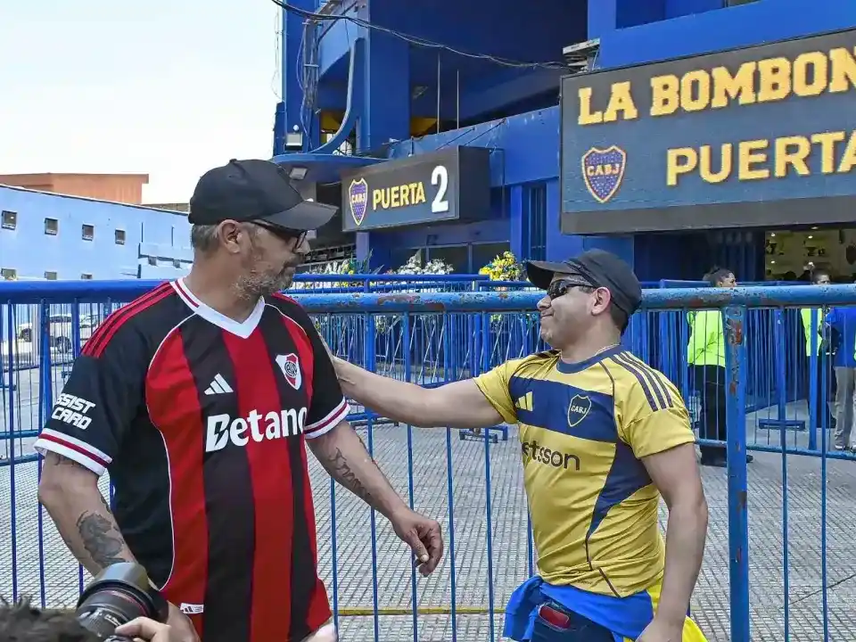 Un hincha de River apareció en La Bombonera para despedir a Russo