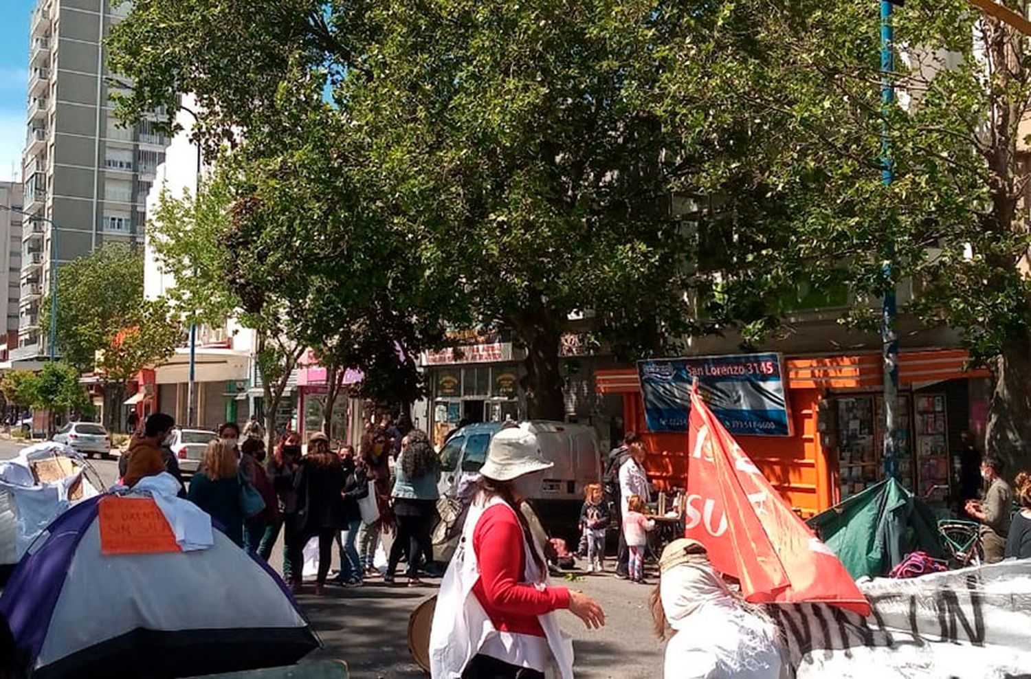 Continúa el acampe de docentes y auxiliares frente al Ministerio del Trabajo