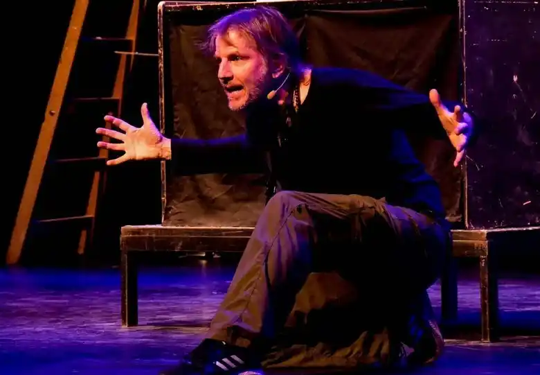 El actor pone el cuerpo en cada función de "En el aire".