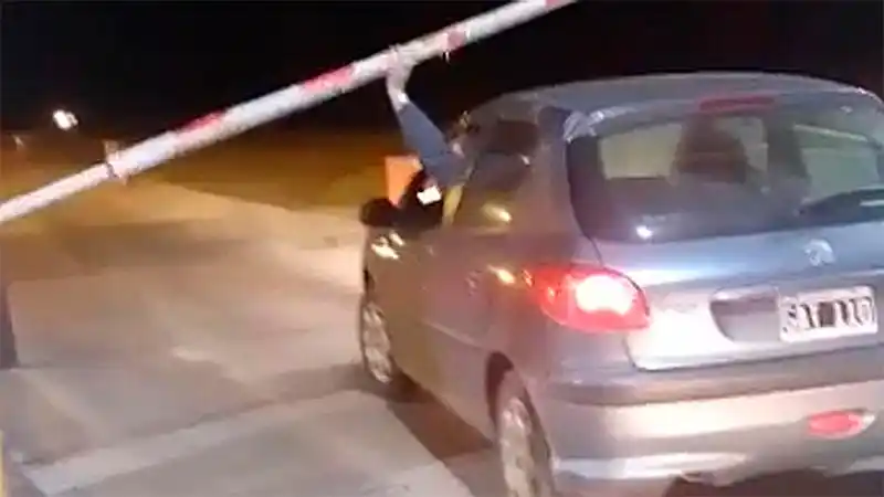 Video: Sacerdote rebelde no pagó el peaje por el mal estado de la ruta