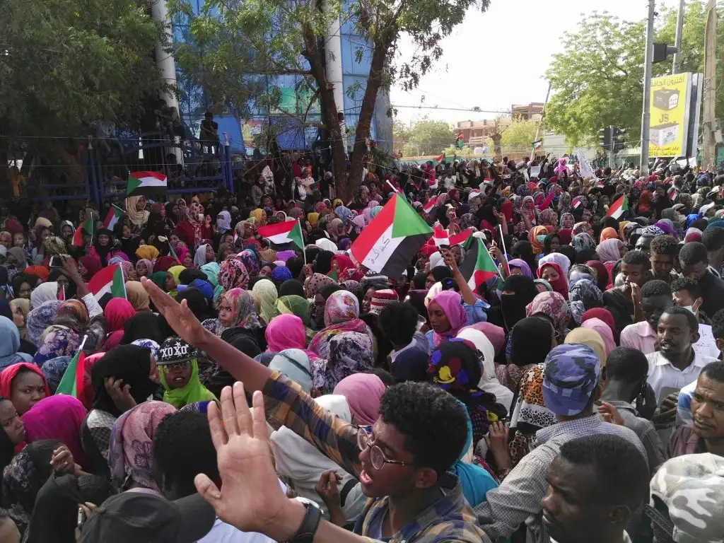 Una junta militar derrocó al presidente Omar al Bashir