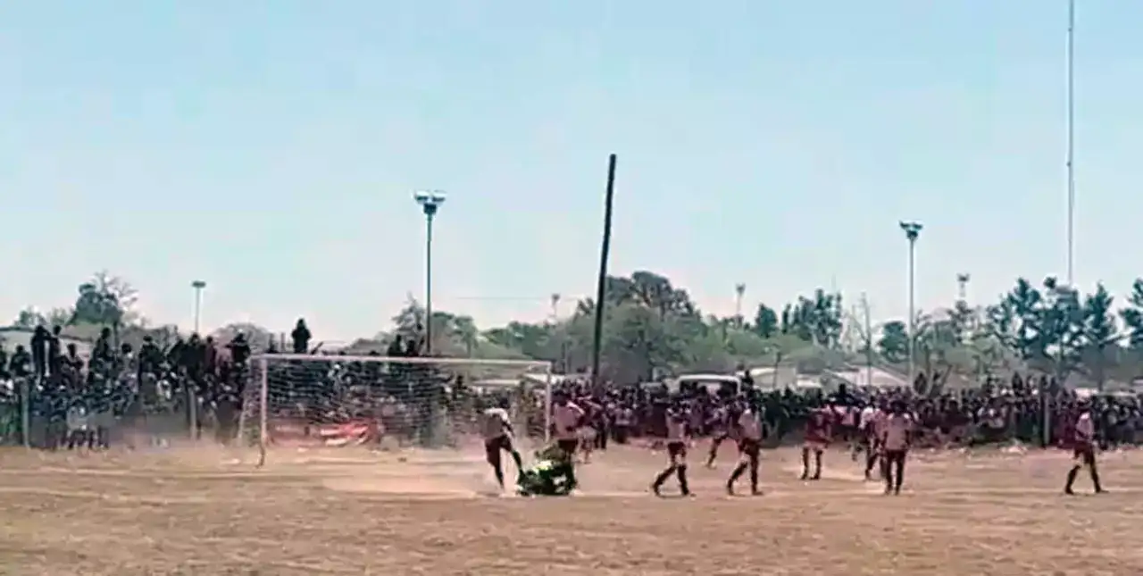 Le pegó una piña al árbitro y se desató una batalla campal en el “Mundial de Potrero”