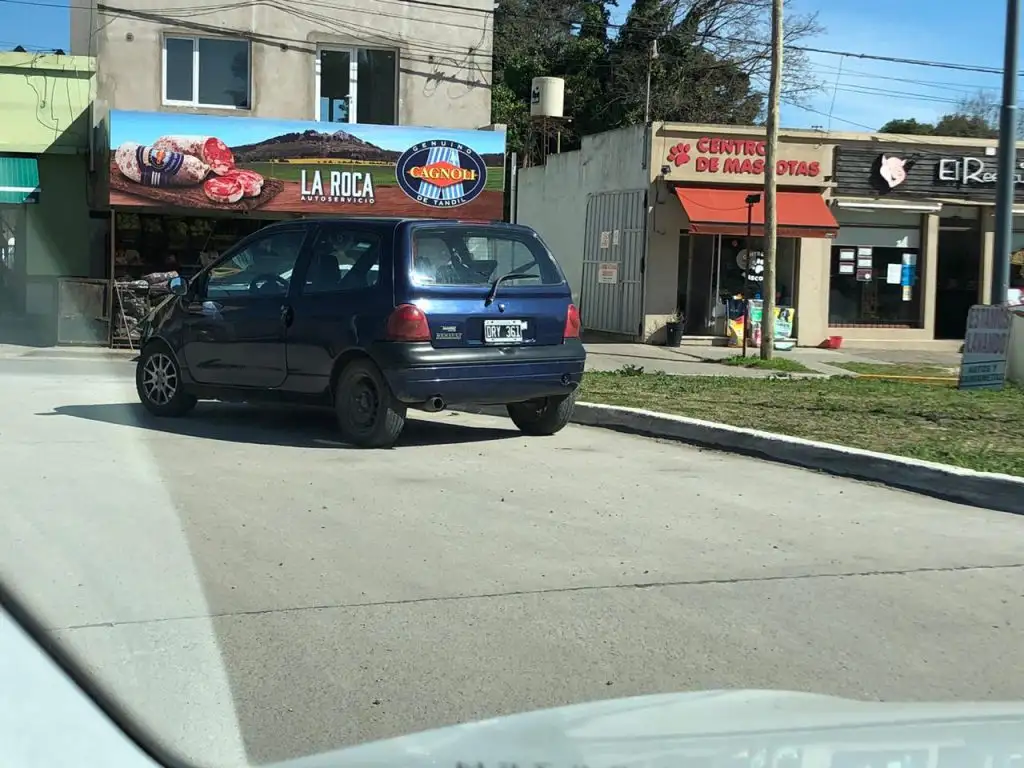 Estacionan en plena rotonda