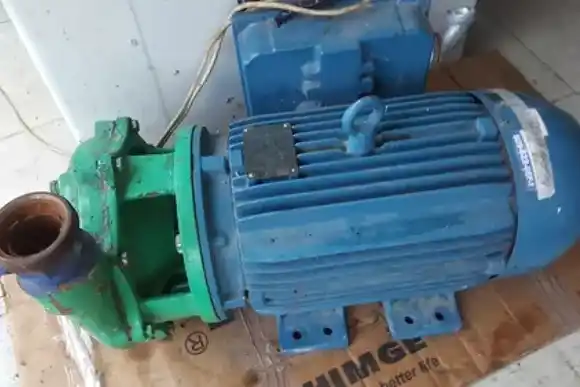 Una escuela de la ciudad sin clases, porque les robaron la bomba de agua