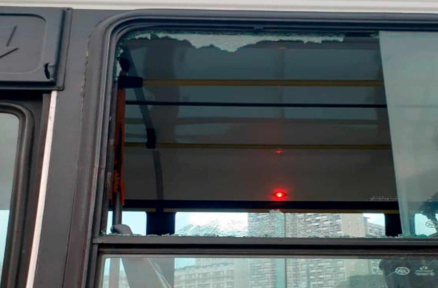 Se descargó contra el colectivo y le rompió el vidrio arrojándole una petaca
