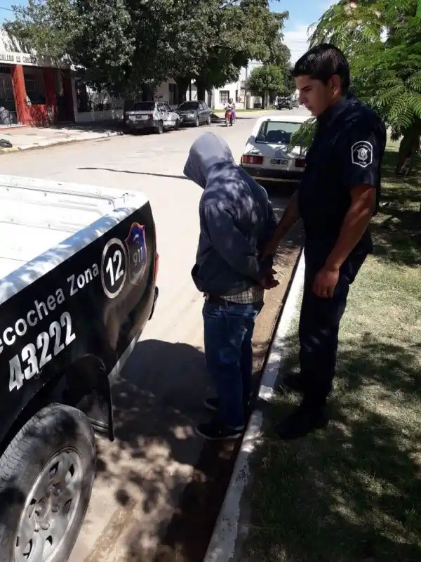 Detenido por robar un par de sandalias