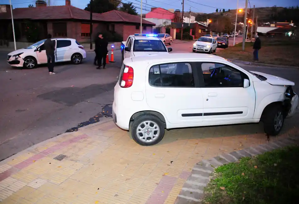 Un auto terminó sobre la vereda producto de un choque
