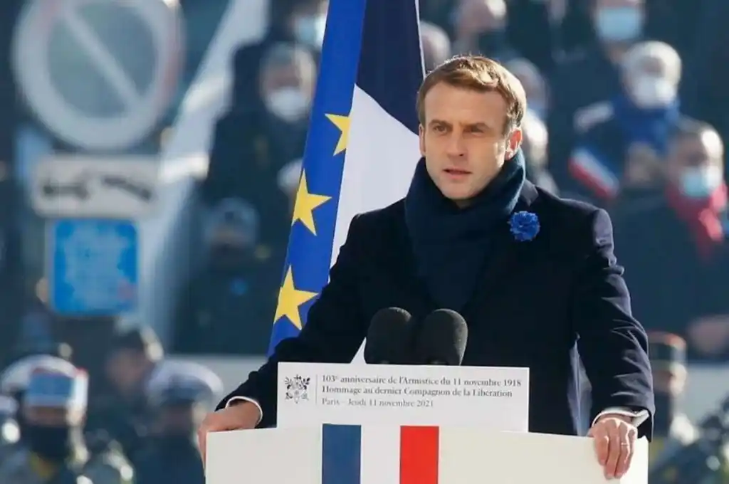 Francia: Emmanuel Macron cambió el color de la bandera