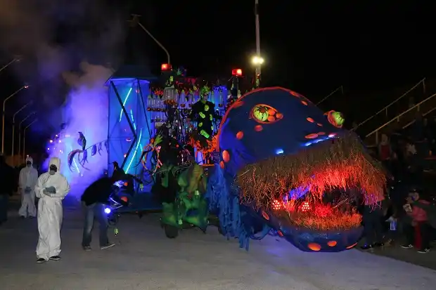 “Bióxica”, “Oscura” y “Diesel”, las ganadoras del desfile de carrozas