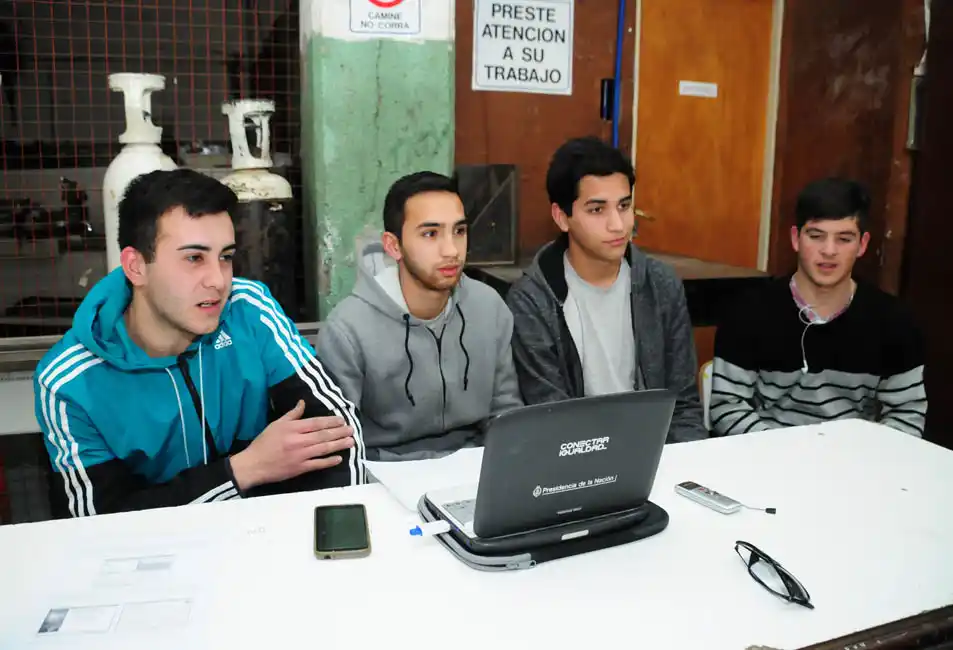 Alumnos de Técnica 1 trabajan en un proyecto de eficiencia energética en el club Ferro